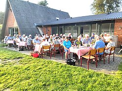 De forsamlede medlemmer og menetter